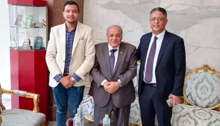 بعد 35 عاما.. معلم مصري يخصص شقة فاخرة لطلابه اليمنيين القادمين الى مصر